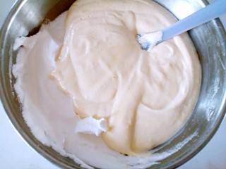 母亲节蛋糕,将拌匀的蛋糕糊倒回蛋白中翻拌均匀。