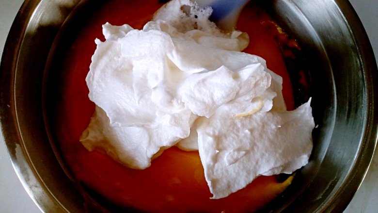 母亲节蛋糕,取1／3蛋白霜放入蛋黄糊中，翻拌均匀。