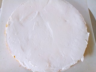 母亲节蛋糕,将一片蛋糕放在底托上，抹上一层奶油。
