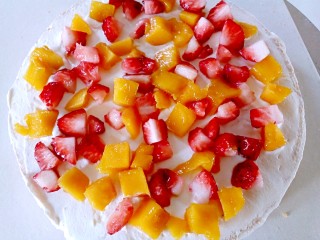 母亲节蛋糕,放一层芒果丁和草莓丁。