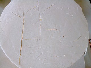 母亲节蛋糕,用牙签在蛋糕表面画出需要的图案。