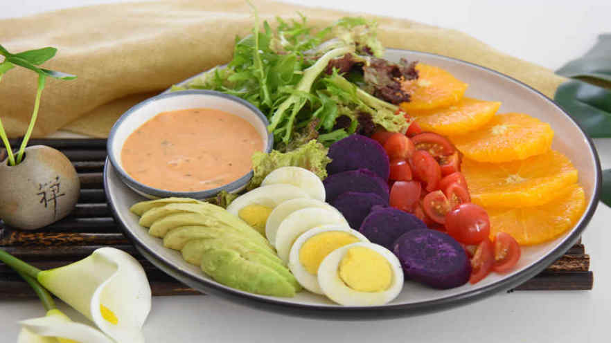 色彩丰富，营养均衡的五彩果蔬沙拉，很适合正在塑身的MM们
