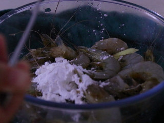 香辣干锅虾这样做秒杀饭店,鲜虾用牙签挑出下线后清洗干净并且沥干水分，再加入适量淀粉拌匀