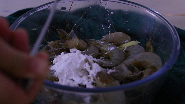 香辣干锅虾这样做秒杀饭店,鲜虾用牙签挑出下线后清洗干净并且沥干水分，再加入适量淀粉拌匀