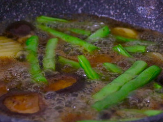 香辣干锅虾这样做秒杀饭店,用炸过鲜虾的油炸清洗干净并且沥干水分后的配菜，配菜炸熟后捞出控油备用