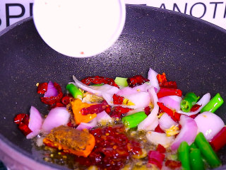 香辣干锅虾这样做秒杀饭店,再加入一勺豆瓣酱和一小块火锅底料，炒至火锅底料化开，炒出红油