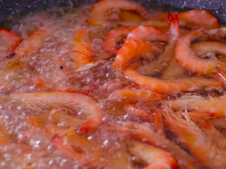 香辣干锅虾这样做秒杀饭店,油温加热至七成热，放入鲜虾中火炸3至4分钟