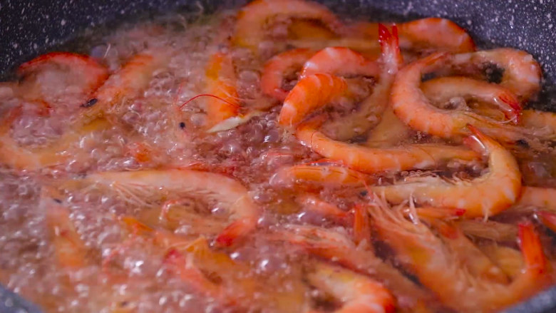 香辣干锅虾这样做秒杀饭店,油温加热至七成热，放入鲜虾中火炸3至4分钟