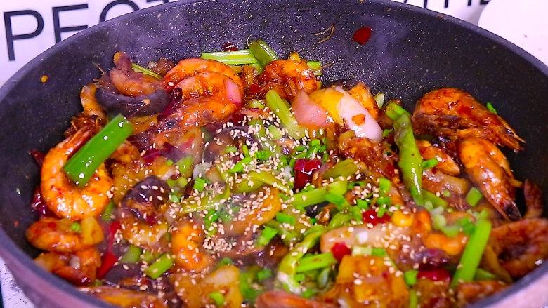 香辣干锅虾这样做秒杀饭店,最后加入鸡精 孜然粉和熟芝麻
