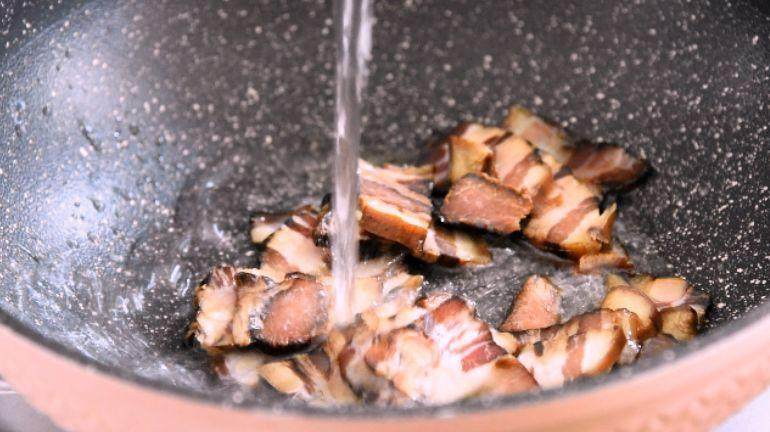 芦笋炒腊肉 忘不掉的家常小炒,热锅冷油下腊肉，倒入少许清水，炒出多余盐分