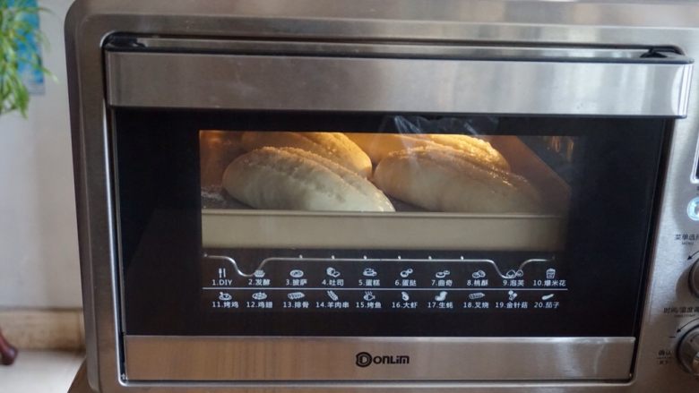 蛋清奶香面包,放入已经预热到180度的烤箱中下层，烘烤15分钟左右