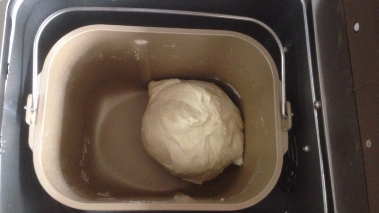 蛋清奶香面包,选择和面20分钟，面团和好后，在温度25-30度的环境下，发酵2倍大