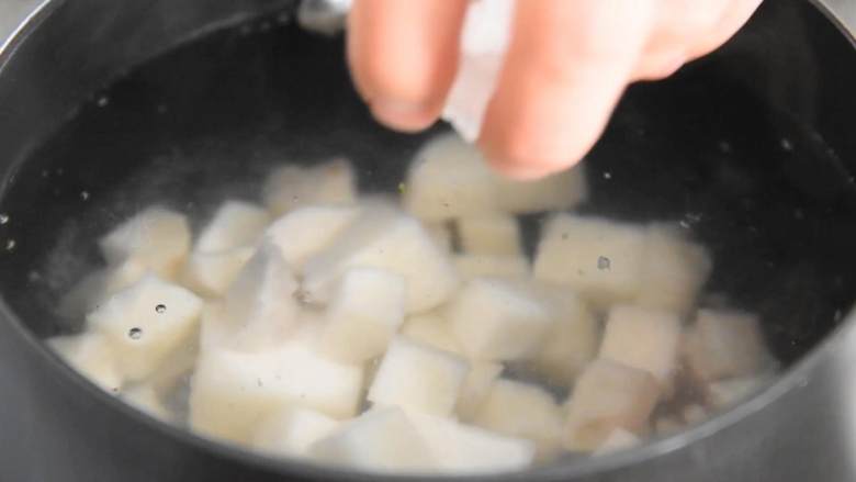 桂花糖芋苗—据说吃一碗，颜值都会提升,放凉，去皮切块。

倒入锅中，加入小苏打，冰糖。