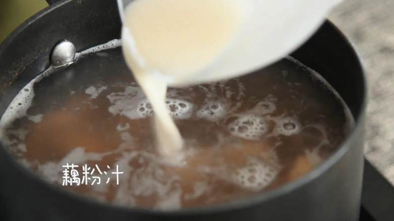 桂花糖芋苗—据说吃一碗，颜值都会提升,容器中倒入藕粉，一小碗凉水，搅拌均匀。

调好的藕粉汁，倒入锅中。