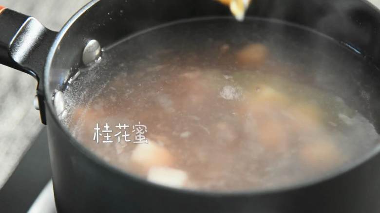 桂花糖芋苗—据说吃一碗，颜值都会提升,加入桂花蜜，搅拌均匀，即可出锅。