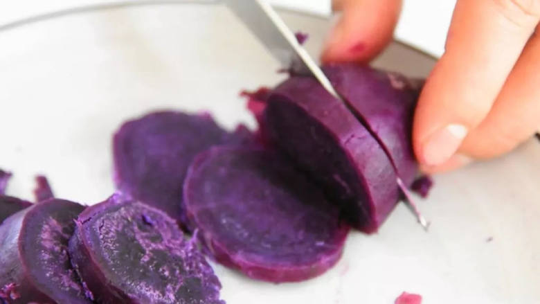 色彩丰富，营养均衡的五彩果蔬沙拉，很适合正在塑身的MM们,紫薯切片。