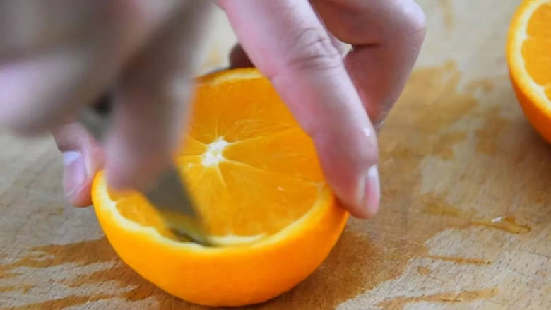 色彩丰富，营养均衡的五彩果蔬沙拉，很适合正在塑身的MM们,橙子去皮后切厚片。