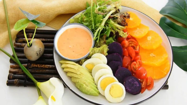 色彩丰富，营养均衡的五彩果蔬沙拉，很适合正在塑身的MM们,鸡蛋切片，摆盘，配上沙拉酱即可。