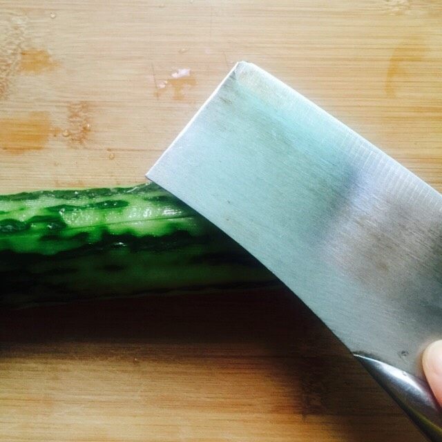 凉拌菜～拍黄瓜,用刀背在黄瓜上面拍几下