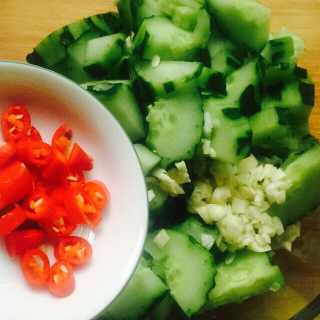 凉拌菜～拍黄瓜,倒入小米椒