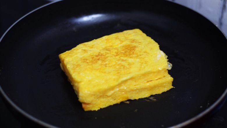 火腿西多士,平底锅刷少许食用油烧热，把沾裹蛋液的吐司放入，小火煎至金黄色
