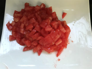 蘑菇肉酱意面,西红柿去皮
切成小块
 去皮的时候可以在西红柿的顶部划十字在开水里烫一下