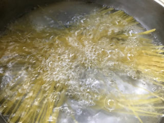 蘑菇肉酱意面,锅里烧水
水开后加少许盐
煮意面至自己喜欢的软硬程度
捞出来备用
可以倒少许橄榄油搅拌均匀