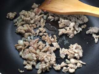 蘑菇肉酱意面,锅里倒油倒蒜末炒香
倒入肉末炒熟
