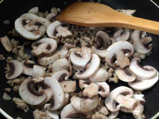 蘑菇肉酱意面,倒入蘑菇