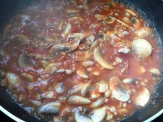 蘑菇肉酱意面,倒入西红柿，炒出汁，再加适量番茄酱