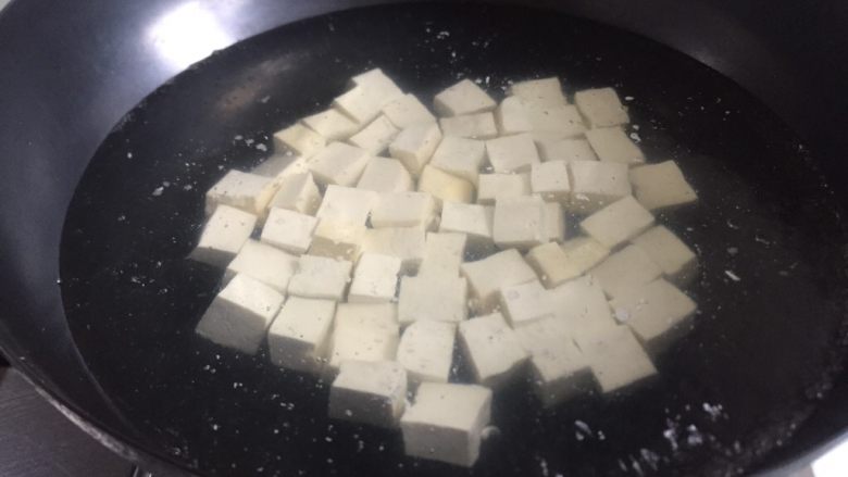 豆腐乳肉末豆腐,倒入豆腐煮开关火，是为去掉豆腥味儿。