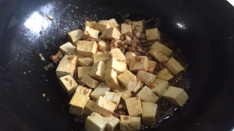 豆腐乳肉末豆腐,倒入豆腐炒均匀。