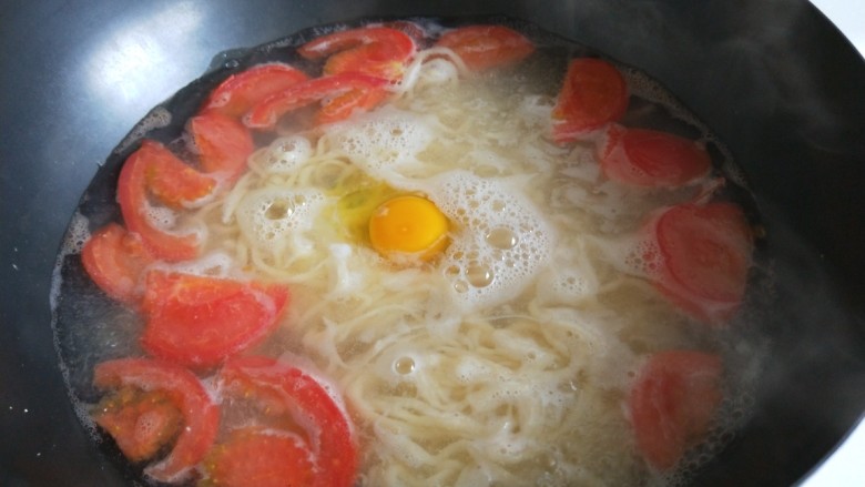 一碗鸡蛋番茄面,煮开后打入一个<a style='color:red;display:inline-block;' href='/shicai/ 9'>鸡蛋</a>。