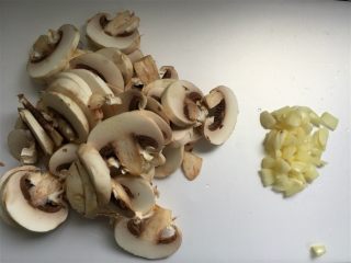 蘑菇肉酱意面,蘑菇切片
蒜切沫