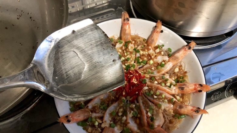 云蒸霞蔚染晴空➕蒜蓉粉丝蒸虾,锅中加入少许食用油，烧到八成热，浇在小米椒和大虾上，即可