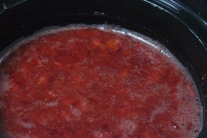 草莓酱 留住春天的味道,将处理好的草莓放入锅中，小火加热半小时，期间不时的搅拌，去掉浮沫；然后加入切开的新鲜柠檬汁，继续加热搅拌10分钟左右，至果酱粘稠即可tip:不停的搅拌以防粘锅，锅内不要盛太多以防溢出