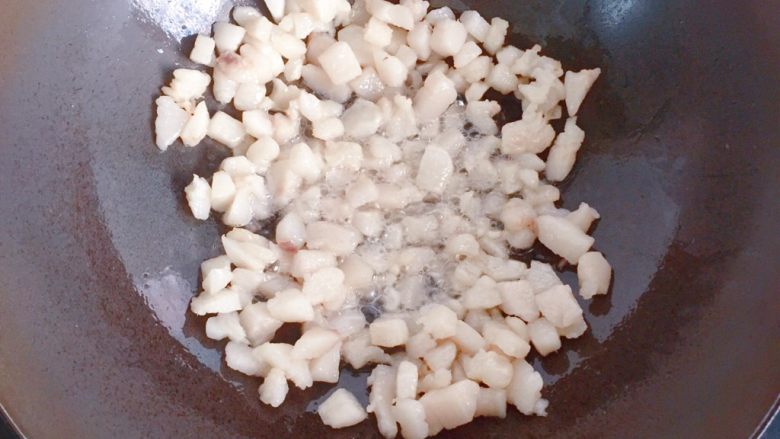 梅干菜麦饼,来做馅料：锅烧热，下入肥肉块煸出油。
