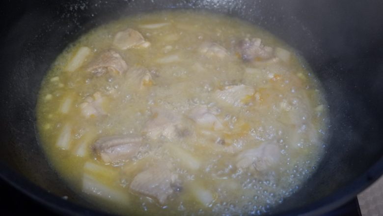 酸汤藕带焖鸡翅,开盖加入盐稍加收汁即可
