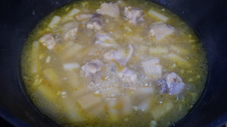 酸汤藕带焖鸡翅,大火煮开后，转小火炖煮20分钟