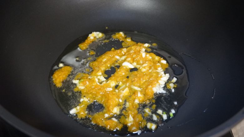 酸汤藕带焖鸡翅,起锅热油，下蒜末和黄灯笼辣酱炒出香味黄油
