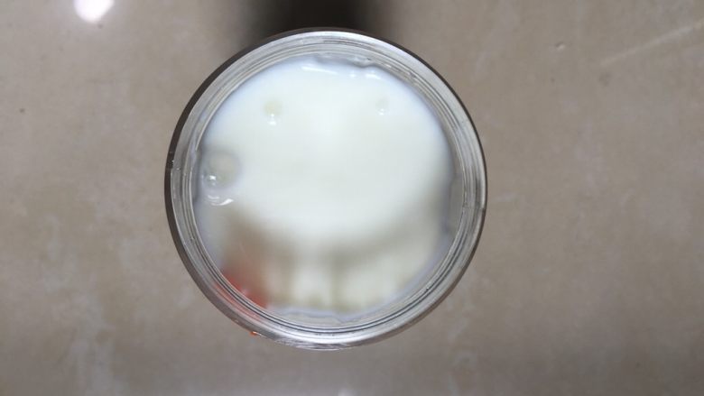 香蕉酸奶奶昔,倒入两盒酸奶，成品浓稠较合适，方便直接饮用。