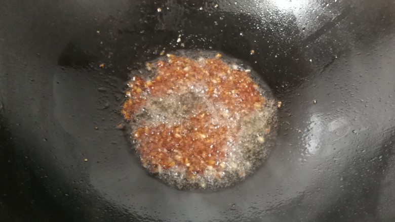 蚝油浇汁西葫芦,用锅铲把料汁翻炒均匀