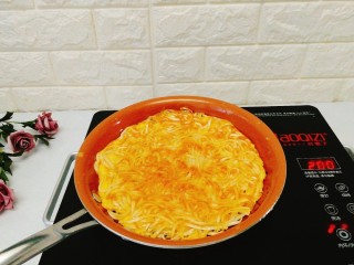 网红面+鸡蛋面条饼,调小火再煎5分钟