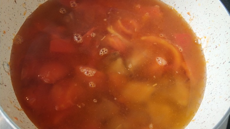 番茄炖牛肉,加入没过材料的开水
