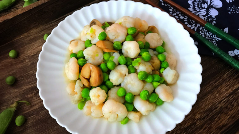 豌豆草菇虾仁,营养丰富，味道鲜美，清淡可口的快手小炒出锅。