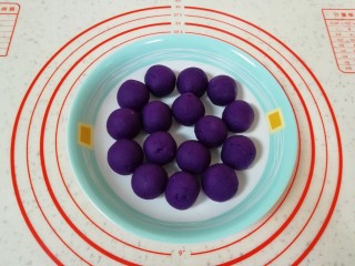 紫薯桃花酥,面团松弛的时间里将紫薯馅分成16份，大概13-14g一份。