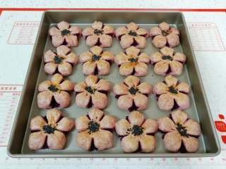紫薯桃花酥,送入预热好的烤箱，上管165度下管175度烤25分钟。