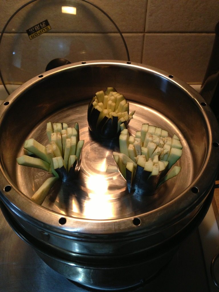 菊花茄子,锅内水开，将茄子上屉，蒸五分钟即可。