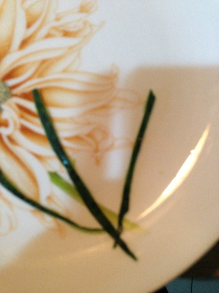 菊花茄子,用黄瓜丝做菊花的花茎。今天拌了黄瓜蛰头，正好有黄瓜丝。其实用小葱什么的都行。