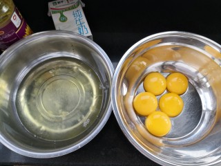 数字蛋糕,分离蛋白和蛋黄，放置蛋白的盆必须无油无水。